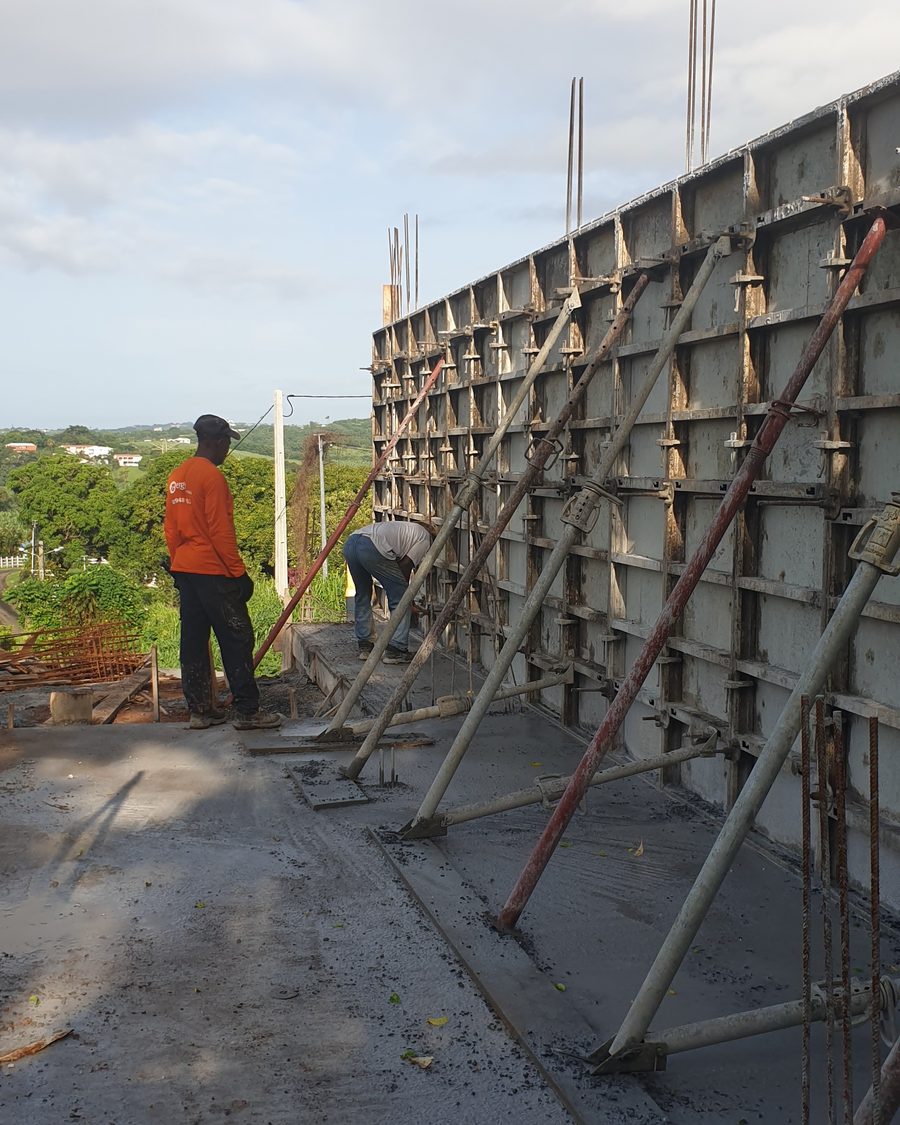 Compagnons Topconstruck au coffrage sur un chantier en Martinique